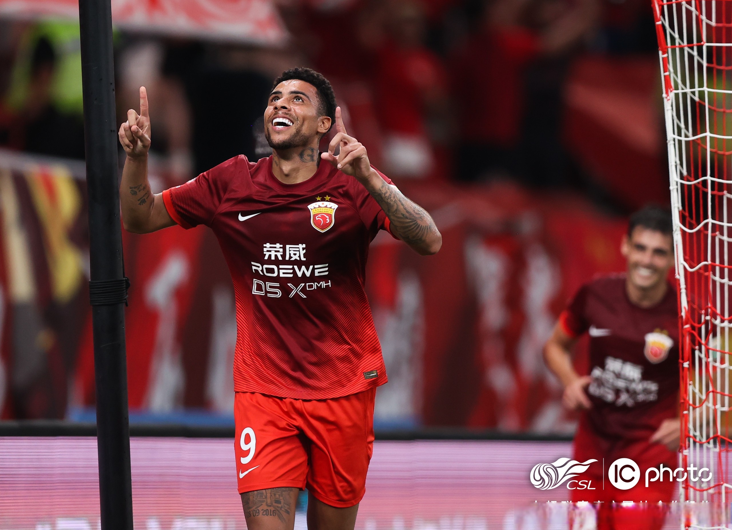 王楚然黑天鹅造型惊艳亮相 王楚然黑天鹅造型惊艳亮相