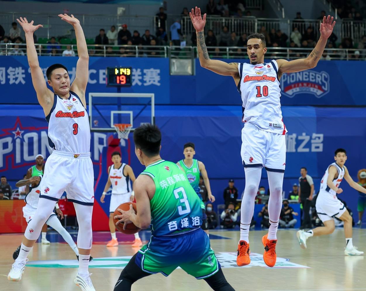 包含赛前圣安东尼奥马刺调整名单风云突变广东宏远今夜回应争议，深圳男篮手感冰凉备战法国杯看傻球迷的词条